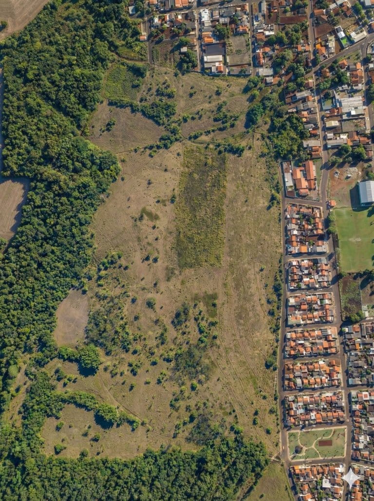 A área hoje: vista aérea do terreno onde o loteamento será implantado, junto ao bairro