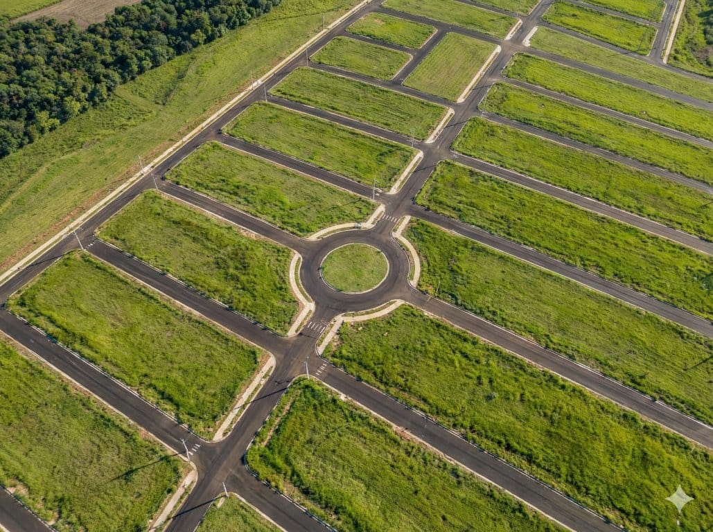 Vista aérea das quadras e da rotatória do loteamento — imagem ilustrativa